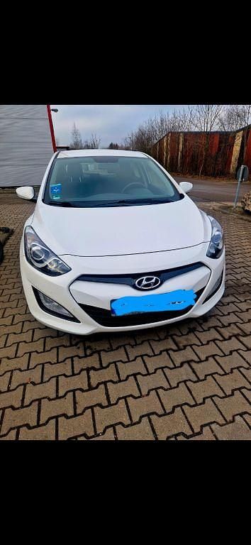 Weiß Gebraucht 2015 Hyundai i30 Style Limousine | 7.299 € (Guter Preis) - Bild 1/4