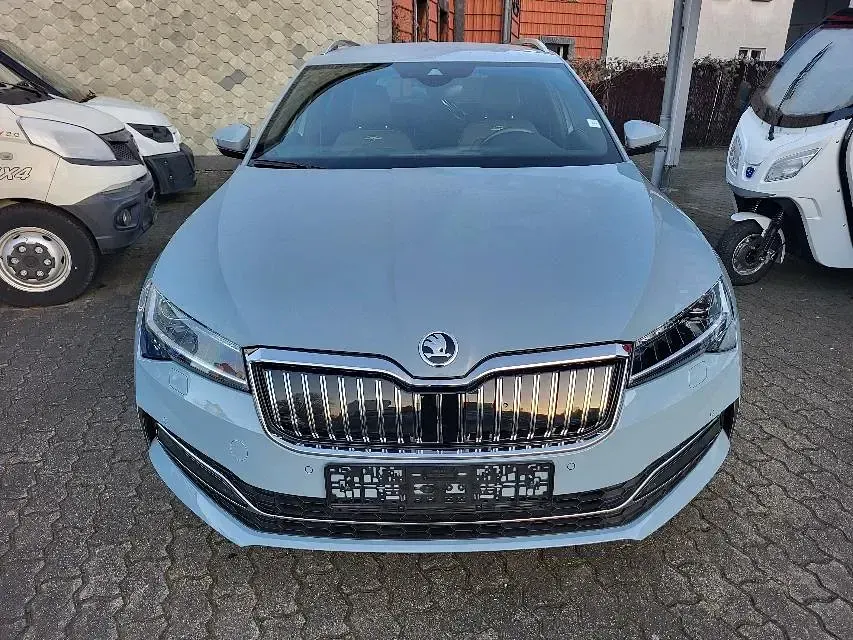 Gebraucht Skoda Superb LAURIN & KLEMENT 156 PS (114 kW) 2022 Patinagrau Kombi