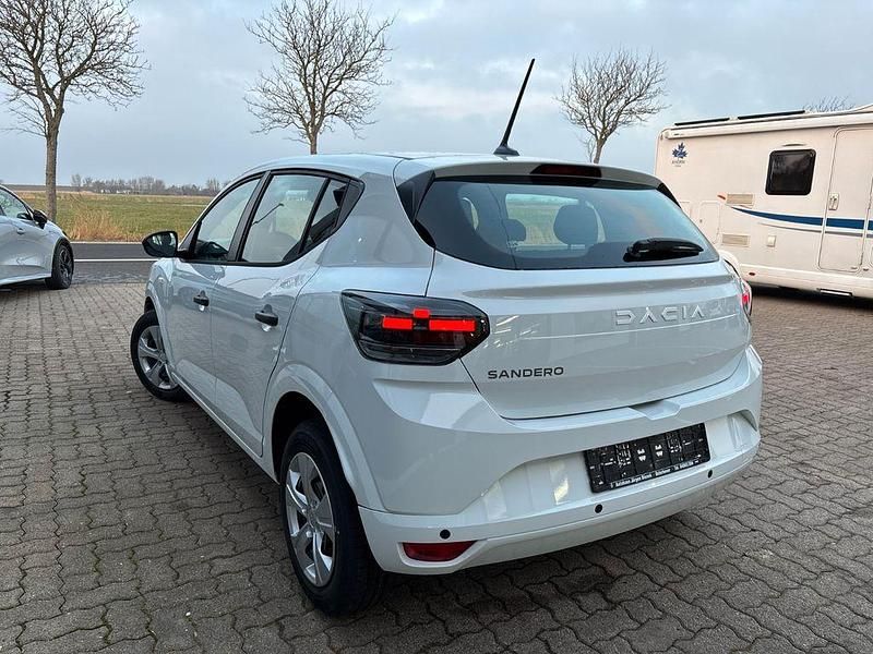 Neu Dacia Sandero Essentiel 67 PS (49 kW) 2026 Weiß Limousine
