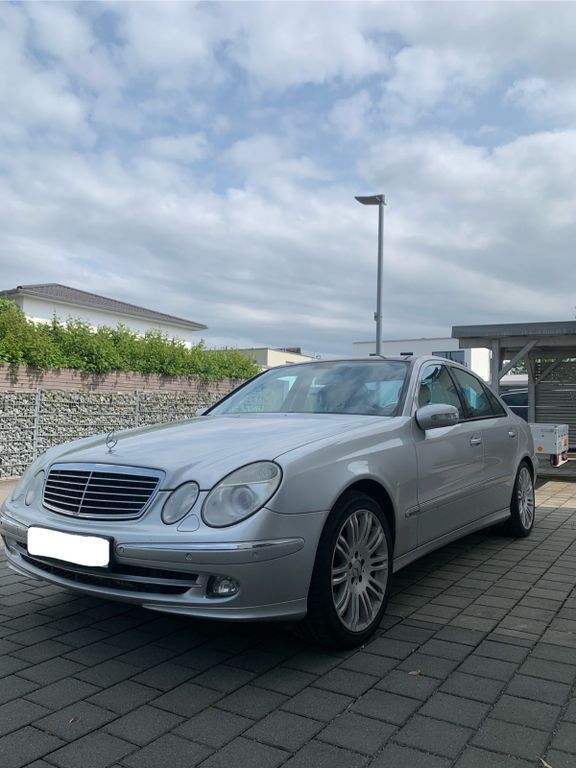 Silber Gebraucht 2005 Mercedes E350 Avantgarde Limousine | 10.500 € (Etwas zu teuer) - Bild 1/4