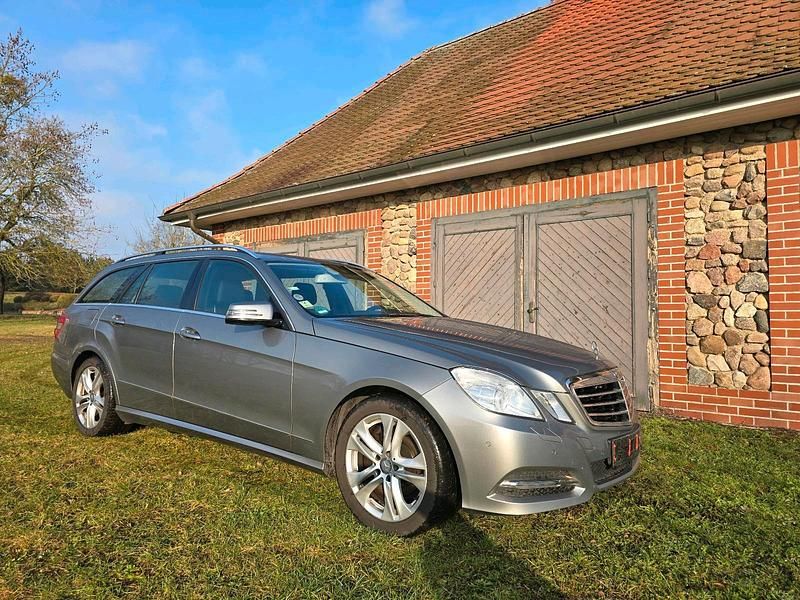 Grau Gebraucht 2012 Mercedes E220 Kombi | 7.200 € (Superpreis) - Bild 1/4