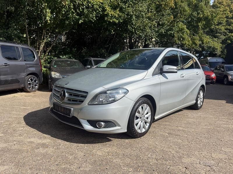 Silber Gebraucht 2014 Mercedes B180 Van / Kleinbus | 6.200 € (Superpreis) - Bild 1/4