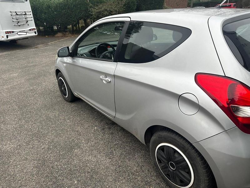 Gebraucht Hyundai i20 78 PS (57 kW) 2011 Silber Kleinwagen