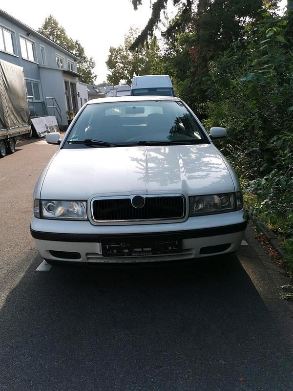 Weiß Gebraucht 2001 Skoda Octavia Limousine | 1.750 € (Fairer Preis) - Bild 1/4