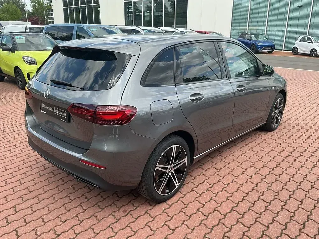 Gebraucht Mercedes B250e 218 PS (160 kW) 2025 Metalliclack mountaingrau Kleinwagen