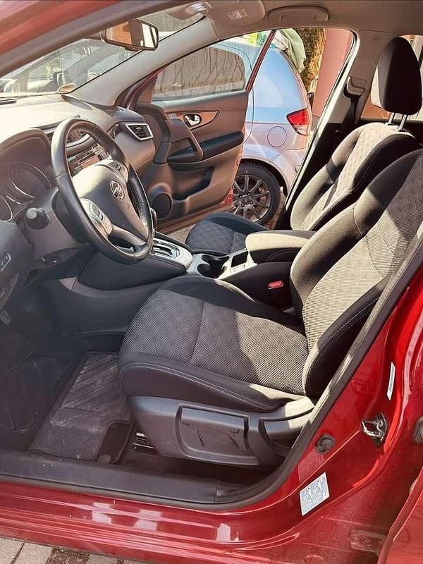 Gebraucht Nissan Qashqai Acenta 131 PS (96 kW) 2016 Rot SUV