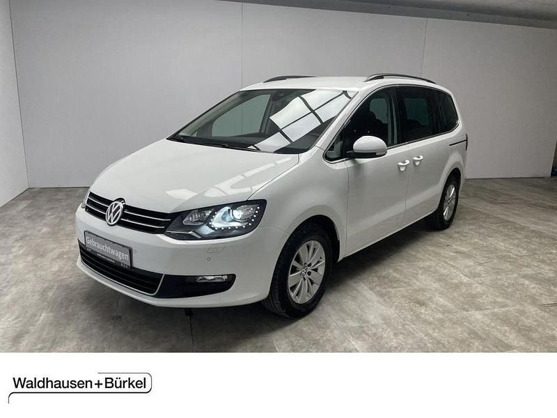 Pure white (weiß) Gebraucht 2018 VW Sharan Comfortline Van / Kleinbus | 22.800 € (Fairer Preis) - Bild 1/4
