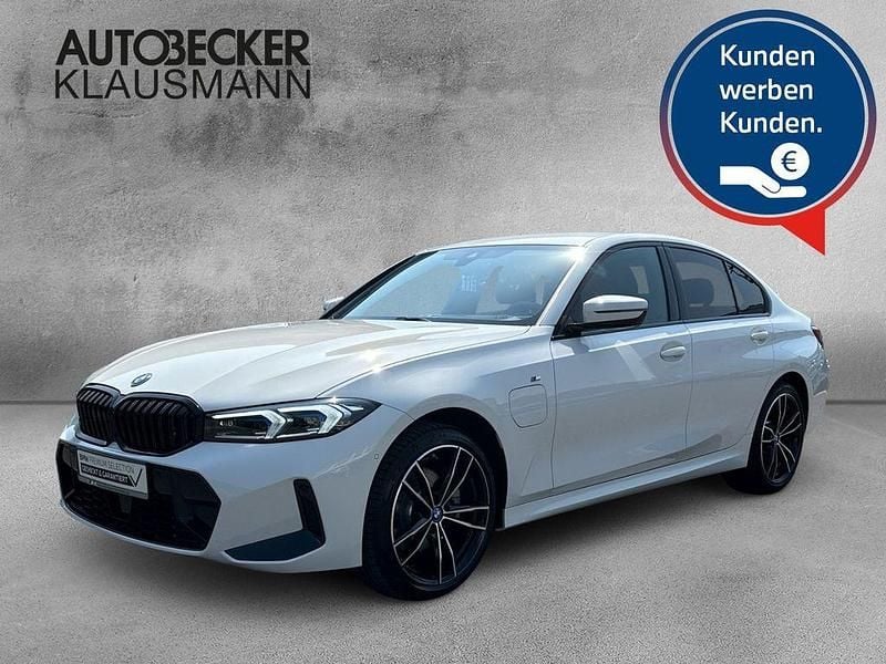 Weiss Gebraucht 2024 BMW 330e M Sport Limousine | 45.935 € (Fairer Preis) - Bild 1/4