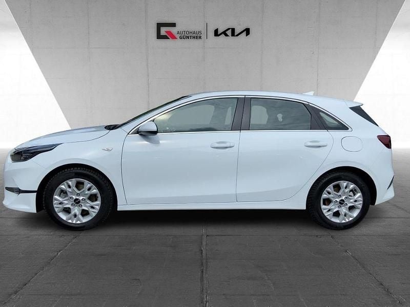 Gebraucht Kia Ceed Vision 99 PS (72 kW) 2025 Wd) cararraweiss (weiss Kleinwagen