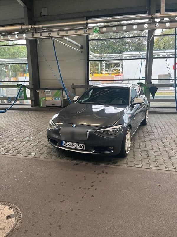 Grau Gebraucht 2012 BMW 118 Comfort Edition Kleinwagen | 7.750 € (Superpreis) - Bild 1/4