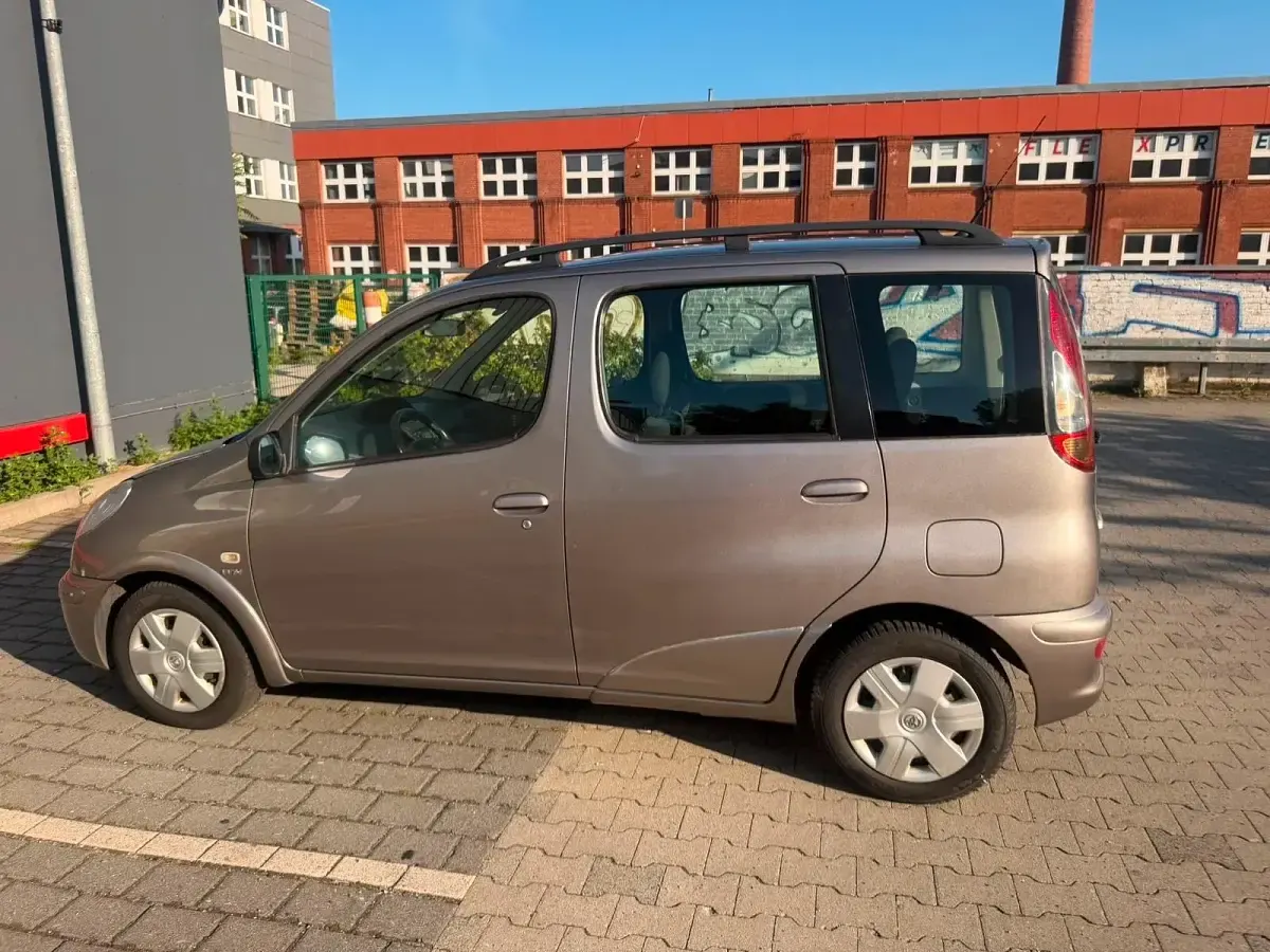 Gebraucht Toyota Yaris Verso 87 PS (63 kW) 2005 Grau Van / Kleinbus