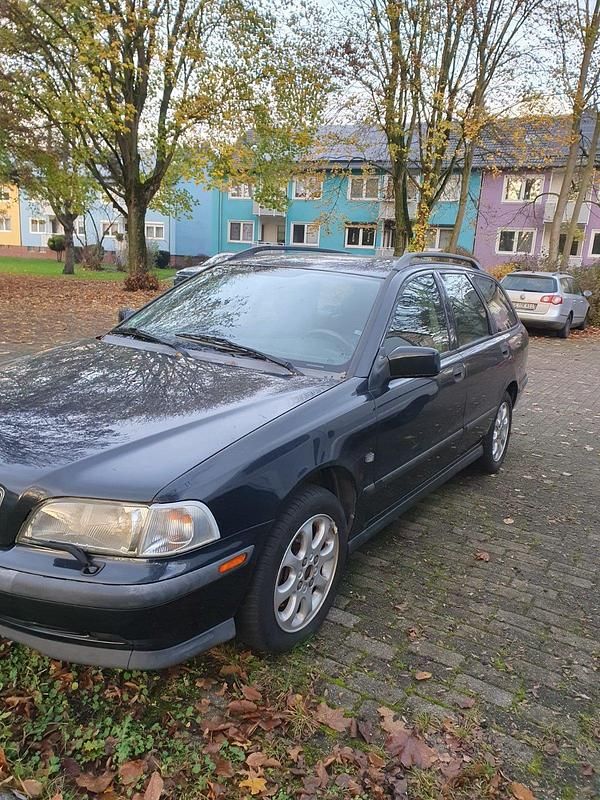Schwarz Gebraucht 1999 Volvo V40 Kombi | 1.950 € - Bild 1/4