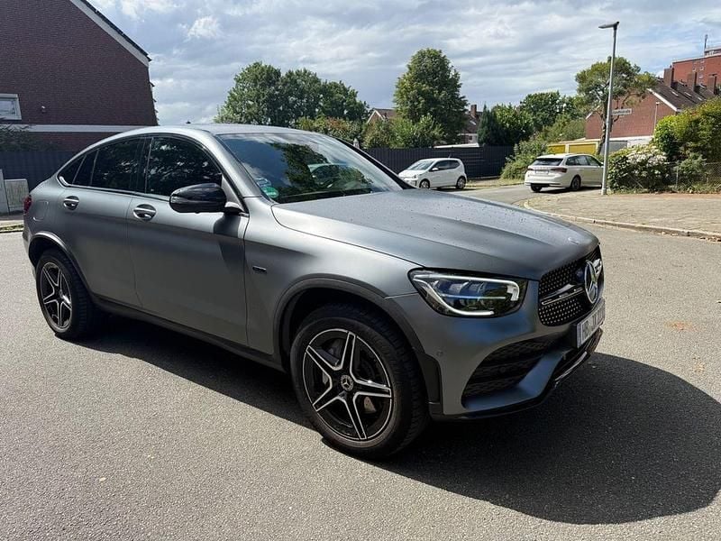 Grau Gebraucht 2021 Mercedes GLC300e Coupé | 45.000 € (Fairer Preis) - Bild 1/4