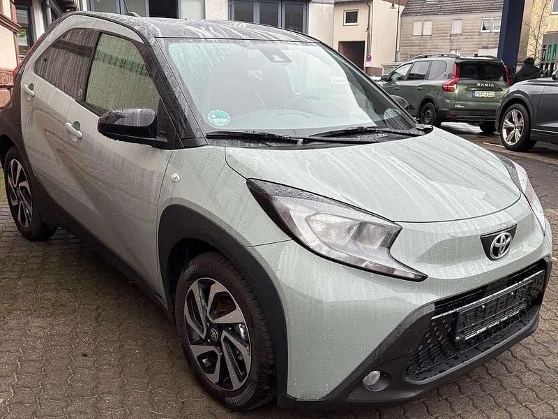 Gebraucht Toyota Aygo X Team 72 PS (52 kW) 2024 Urban khaki (6x3)/ black mica SUV