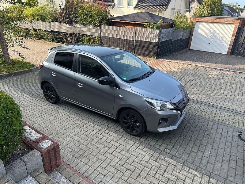 Grau Gebraucht 2021 Mitsubishi Space Star Spirit+ Limousine | 14.500 € (Fairer Preis) - Bild 1/4