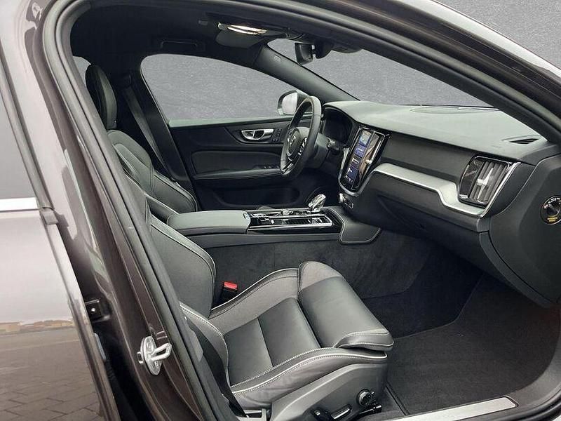 Gebraucht Volvo V60 Plus 253 PS (186 kW) 2022 Platinum grey Kombi