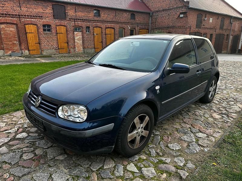 Blau Gebraucht 2000 VW Golf Limousine | 700 € (Superpreis) - Bild 1/4