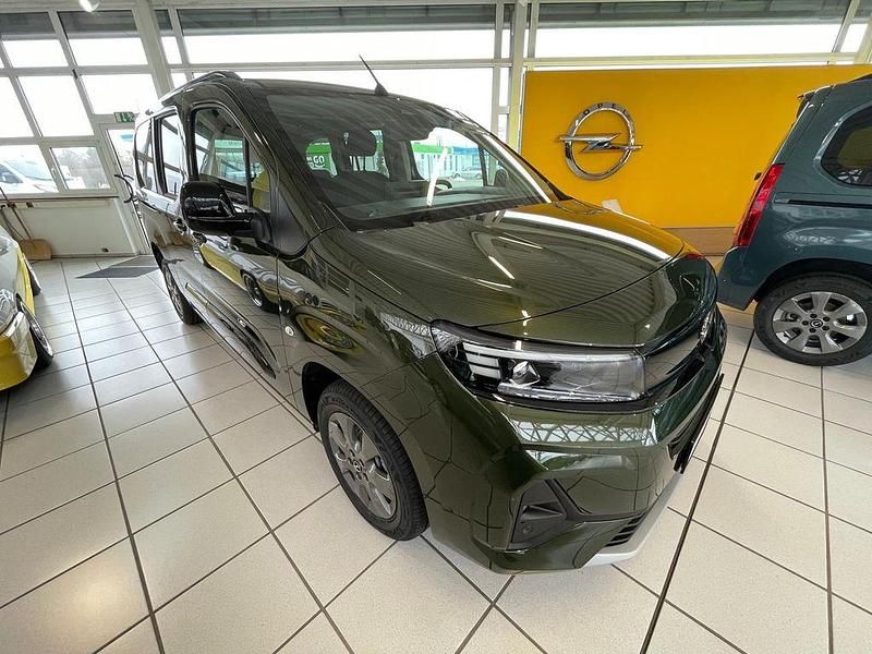 Neu Opel Combo Life 131 PS (96 kW) 2026 Sirkka grün Van / Kleinbus