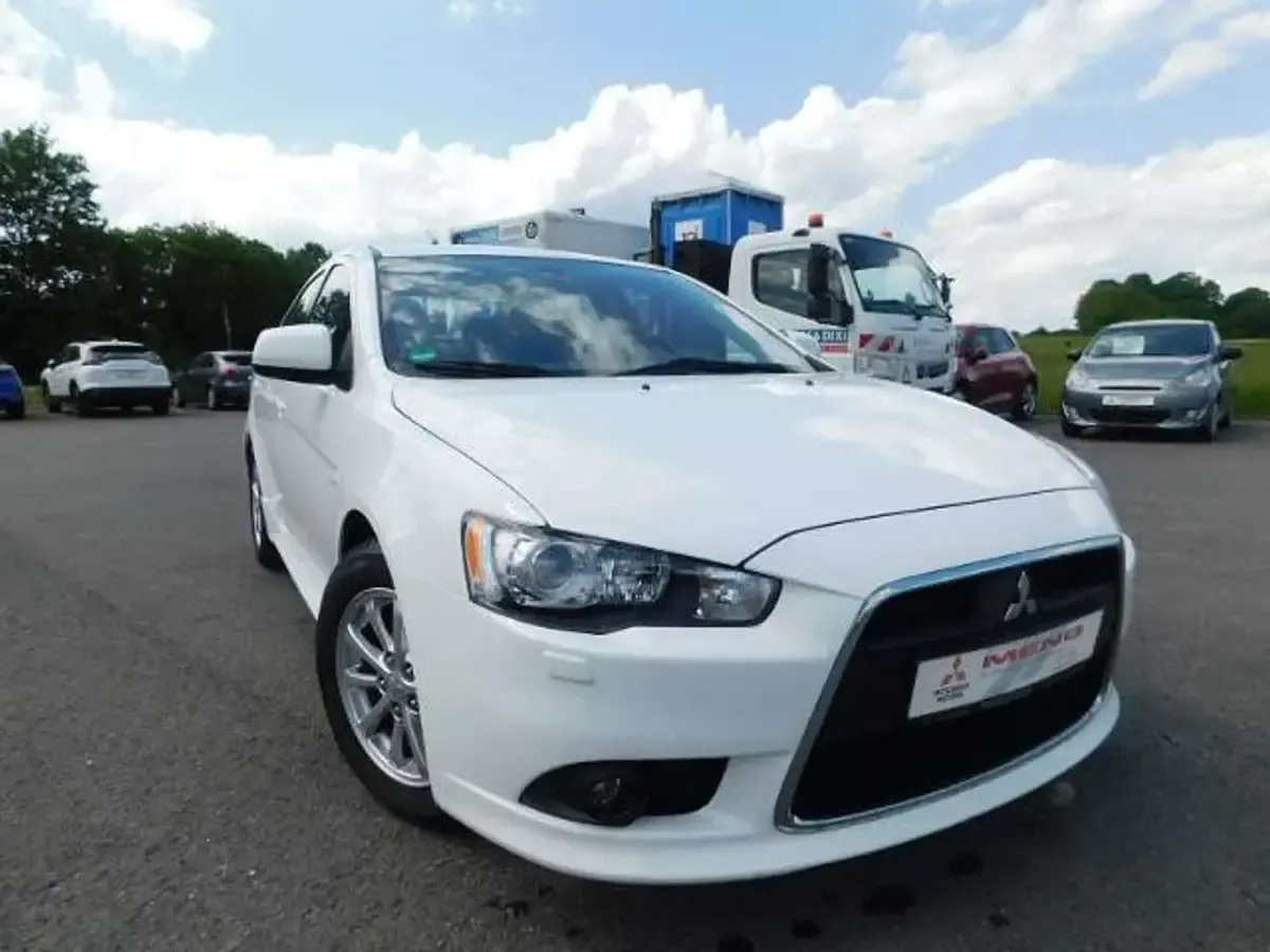 Gebraucht Mitsubishi Lancer Sportback 117 PS (86 kW) 2014 Andenweiß Limousine