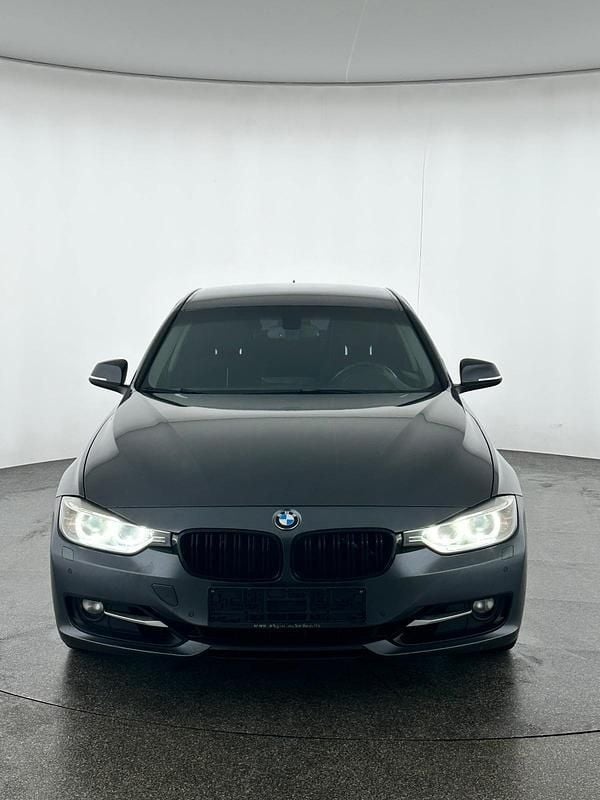 Grau Gebraucht 2013 BMW 330 Sport Line Limousine | 12.799 € (Fairer Preis) - Bild 1/4