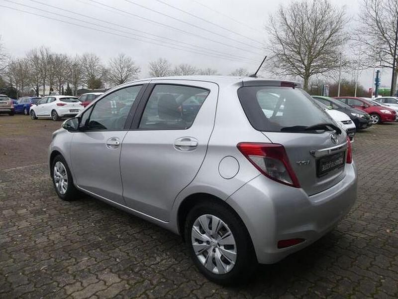 Gebraucht Toyota Yaris Life 99 PS (72 kW) 2012 Silber Kleinwagen