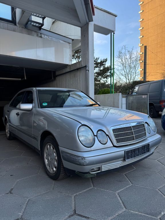 Silber Gebraucht 1997 Mercedes E200 Limousine | 1.599 € (Superpreis) - Bild 1/4