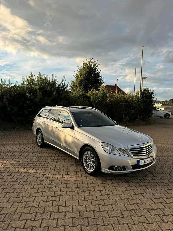 Silber Gebraucht 2011 Mercedes E220 Kombi | 8.199 € (Fairer Preis) - Bild 1/4