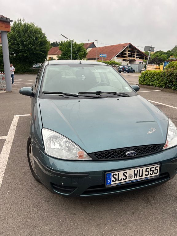 Grün Gebraucht 2002 Ford Focus Limousine | 2.150 € (Fairer Preis) - Bild 1/4