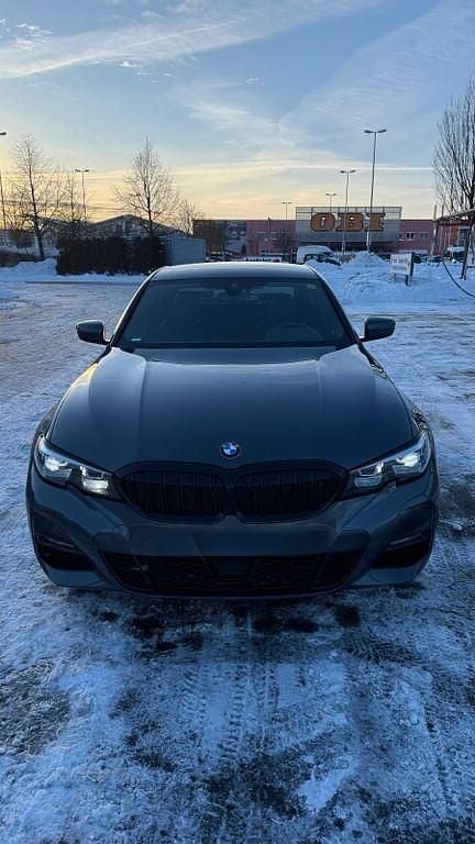 Grau Gebraucht 2019 BMW 320 M Sport Limousine | 22.999 € (Guter Preis) - Bild 1/4