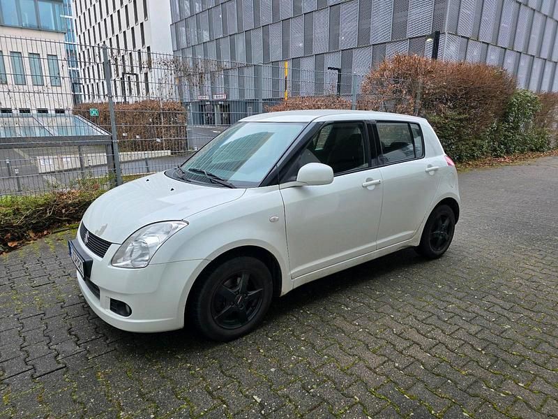 Weiß Gebraucht 2007 Suzuki Swift Limousine | 2.400 € (Teuer) - Bild 1/4