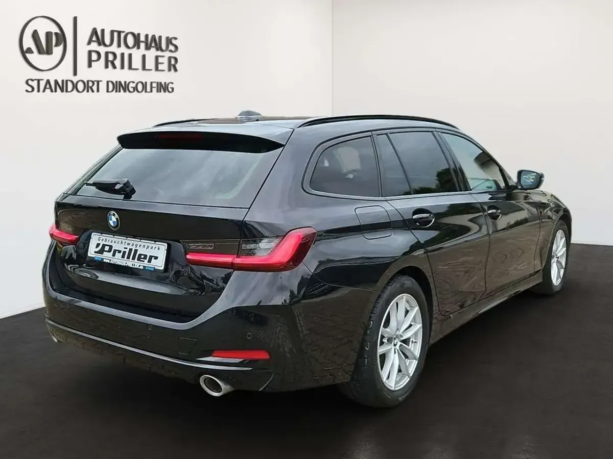 Gebraucht BMW 320 190 PS (139 kW) 2022 Black sapphire metallic Kombi