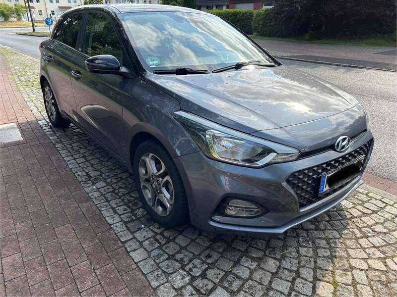 Grau Gebraucht 2019 Hyundai i20 YES! Kleinwagen | 11.900 € (Fairer Preis) - Bild 1/4