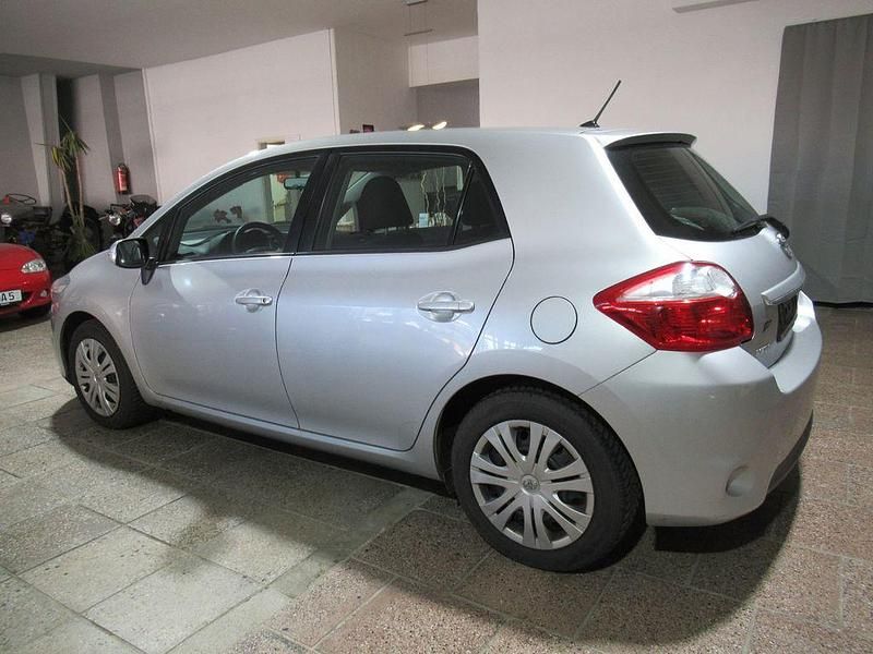 Gebraucht Toyota Auris 99 PS (72 kW) 2010 Silber Kleinwagen