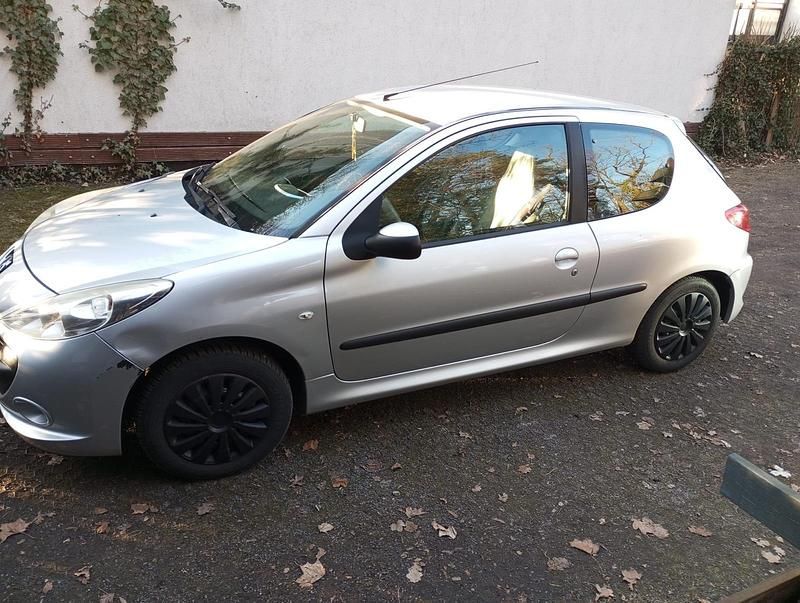 Gebraucht Peugeot 206+ 60 PS (44 kW) 2010 Silber Kleinwagen