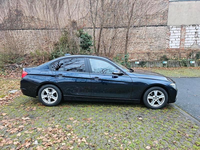 Gebraucht BMW 320 184 PS (135 kW) 2013 Blau Limousine