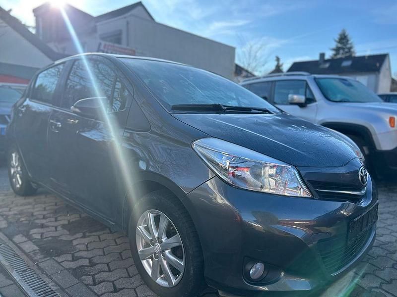 Gebraucht Toyota Yaris Life 90 PS (66 kW) 2014 Grau Kleinwagen