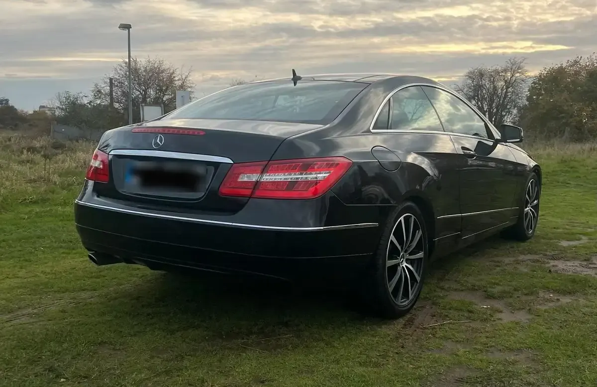 Gebraucht Mercedes E200 184 PS (135 kW) 2010 Schwarz Coupé