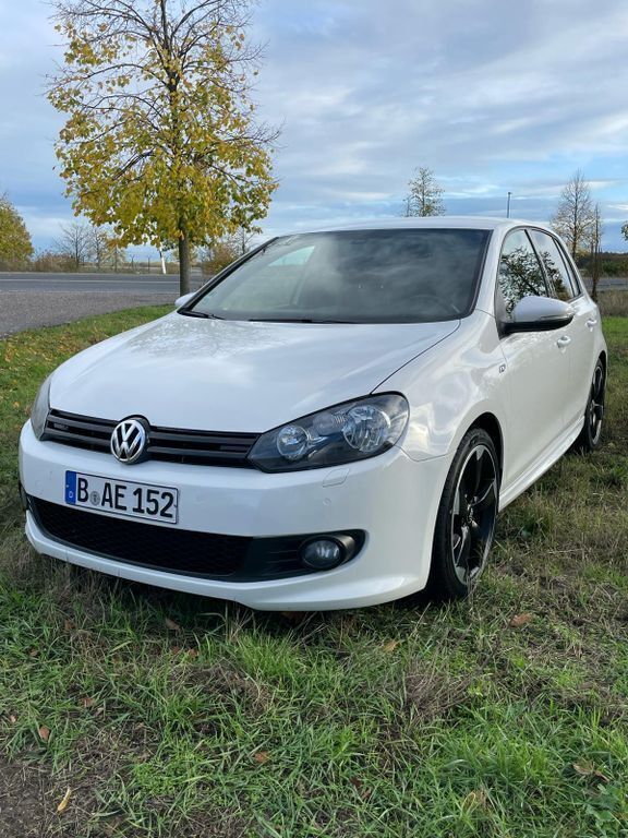 Weiß Gebraucht 2011 VW Golf VI R-line Kleinwagen | 9.400 € (Teuer) - Bild 1/4