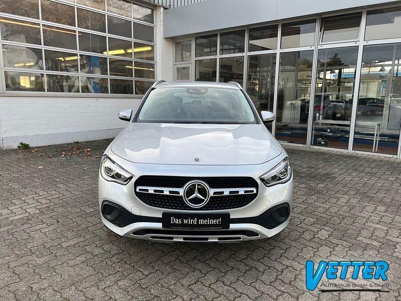 Gebraucht Mercedes GLA200 Progressive 163 PS (119 kW) 2020 Silber metallic SUV
