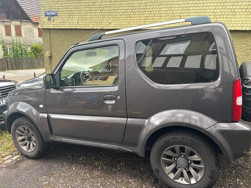 Grau Gebraucht 2015 Suzuki Jimny SUV | 15.000 € (Fairer Preis) - Bild 1/4