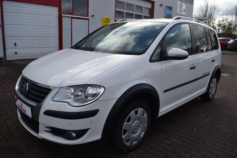 Weiß Gebraucht 2009 VW Touran Cross Van / Kleinbus | 4.850 € (Superpreis) - Bild 1/4