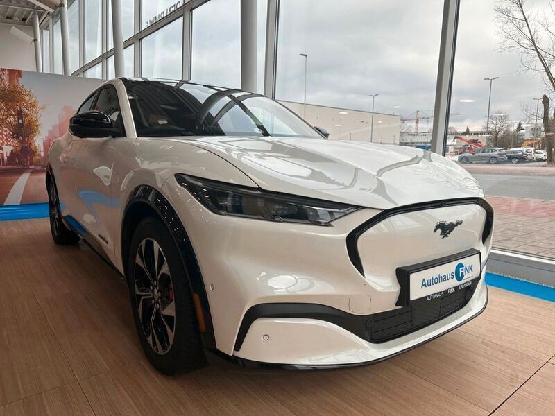 Weiß Gebraucht 2022 Ford Mustang Mach-E SUV | 30.600 € (Fairer Preis) - Bild 1/4
