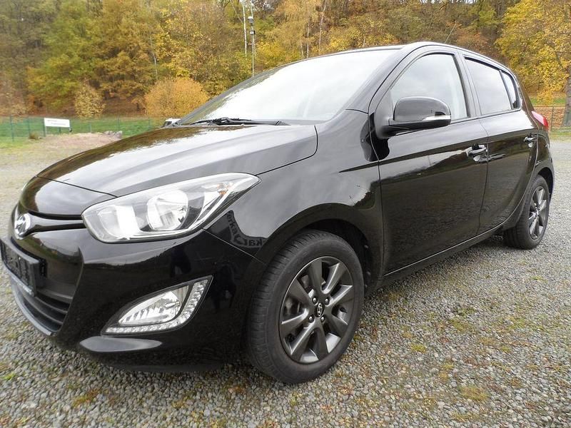 Schwarz Gebraucht 2014 Hyundai i20 Edition Limousine | 5.995 € (Guter Preis) - Bild 1/4