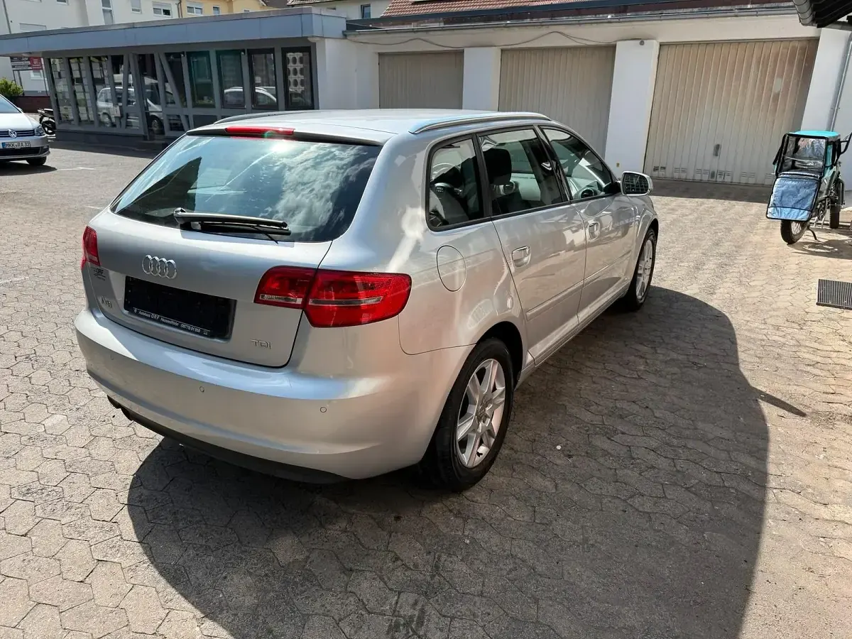 Gebraucht Audi A3 Attraction 110 PS (80 kW) 2010 Silber Kleinwagen