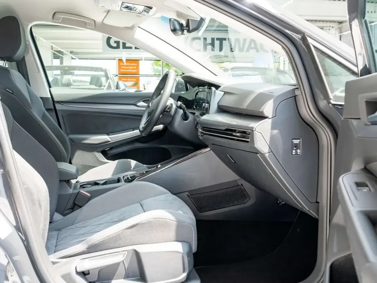 Gebraucht VW Golf VIII Style 131 PS (96 kW) 2024 Grau / uranograu Limousine