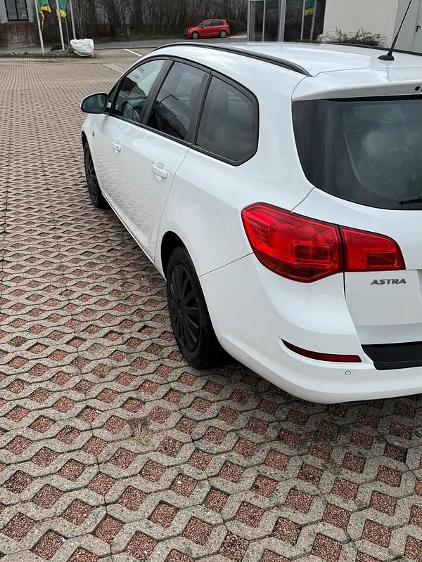 Gebraucht Opel Astra 115 PS (84 kW) 2012 Weiß Kombi