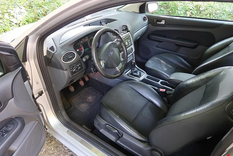 Silber Gebraucht 2005 Ford Focus Limousine | 550 € (Superpreis) - Bild 1/4