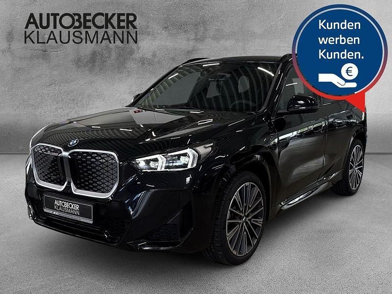 Schwarz Neu 2025 BMW iX1 M Sport SUV | 50.490 € (Fairer Preis) - Bild 1/4