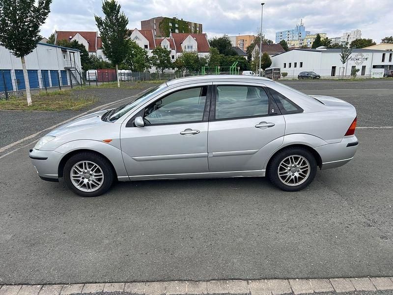 Gebraucht Ford Focus Ghia 101 PS (74 kW) 2002 Grau Limousine
