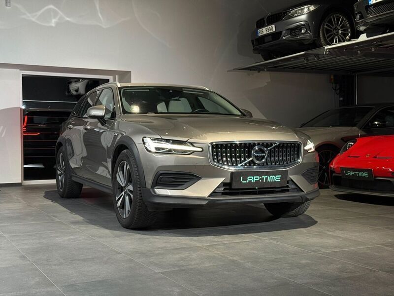 Grau Gebraucht 2019 Volvo V60 CC Kombi | 26.490 € (Fairer Preis) - Bild 1/4